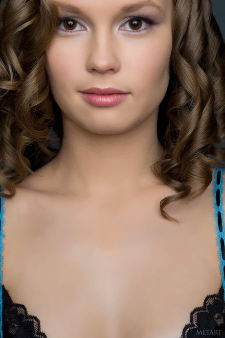 Glamouröse Teenager Caesaria A entfernt ihren Bikini und hebt ihre haarige Muschi hervor
