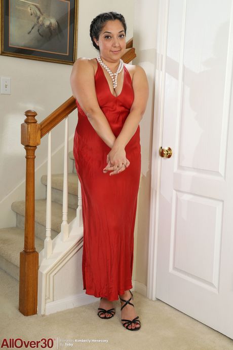 Chubby MILF Kimberly Henessey shows off her big ass and tits