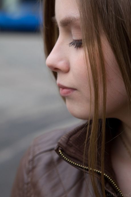 Met Art: Delicada adolescente Kristel A resalte sus grandes tetas y su coño recortado desnudo