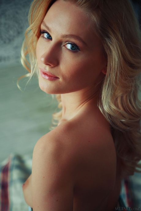 Chude ukraińskie targi celia i pozuje nago w jej sypialni
