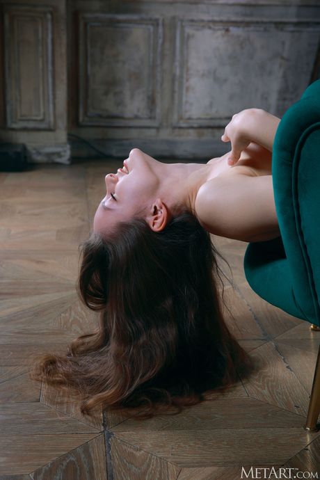 يحبي المراهق فلامي نيكا يزيل الملابس الداخلية السوداء لتشكل عارية مع الإدانة
