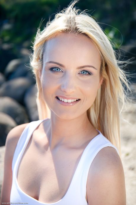 Blonde teen Sophia Sonne bliver nøgen på en gårdhave i hvide sokker
