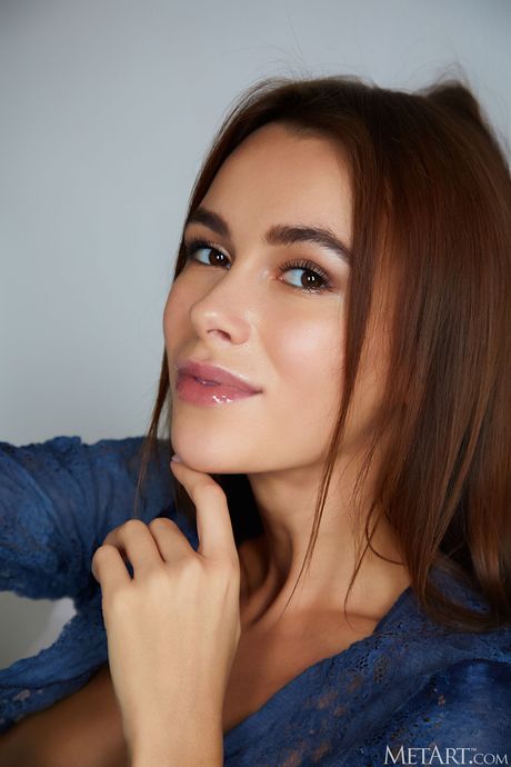 Delicate teen Alice Wonder shows her tiny tits and poses naked