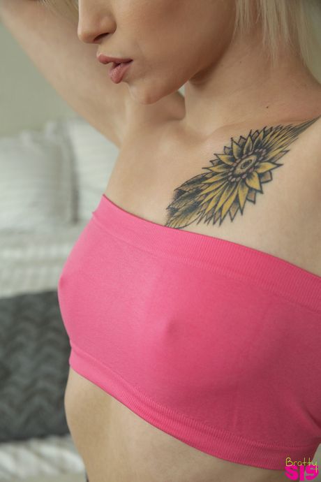 清楚なティーン、キアラ・コールが足を舐められアソコを犯される
