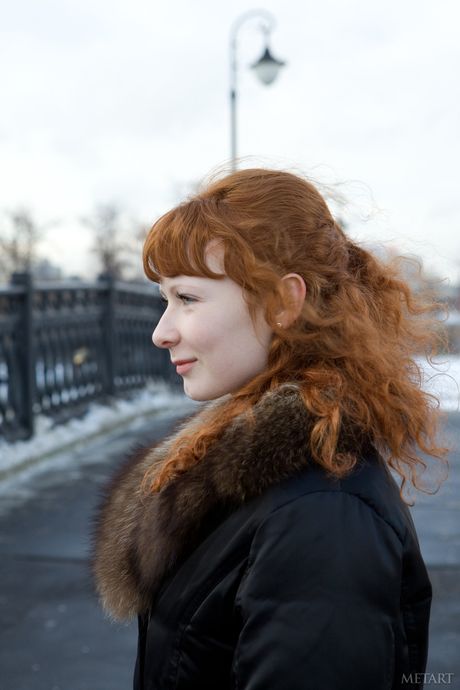 Ładna nastolatka Rochelle a demonstruje swoją owłosioną cipkę i małe cycki w solo
