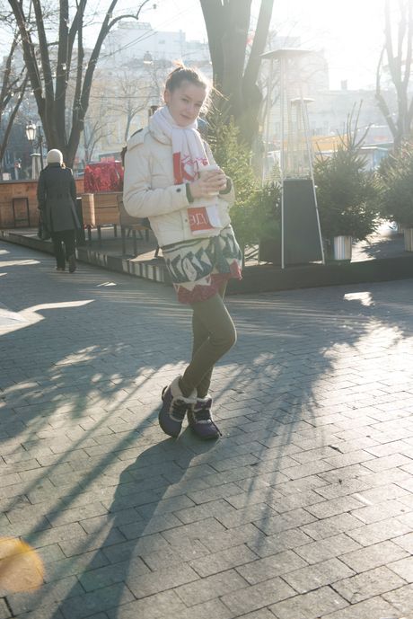 Skinny ukrainsk smuk Emily Bloom viser hendes store bryster og poserer nøgne
