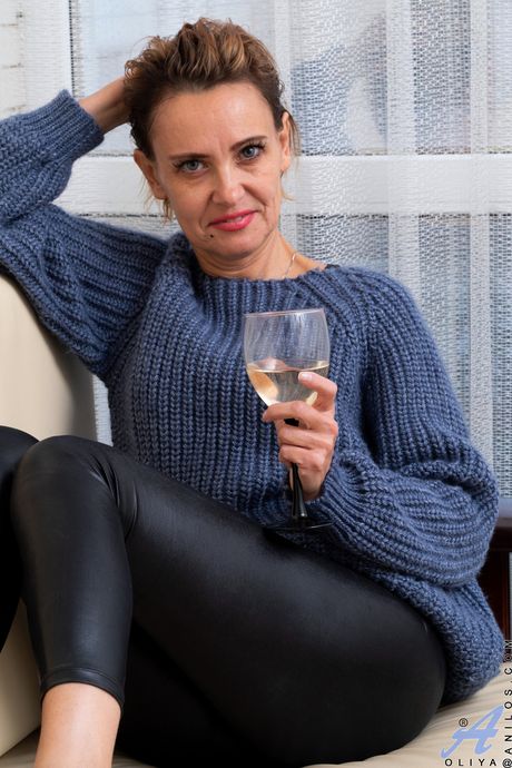 Mature blonde Oliya shows her big tits and hairy pussy in a solo