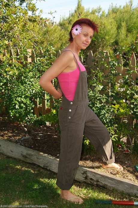 All Over 30: 성숙한 아마추어 케이트가 야외에서 큰 엉덩이와 맛있는 보지를 보여줍니다.