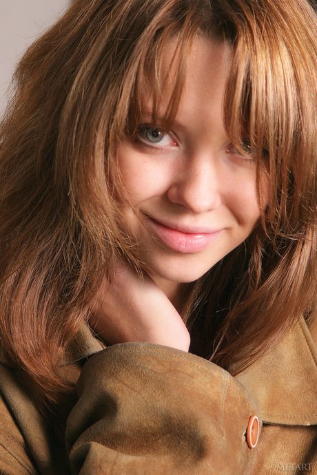 La pelirroja flaca María A se desnuda en calcetines de rodilla y un tatuaje
