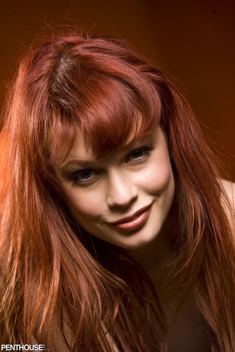 赤毛の美女ジュスティーヌ・ジョリ、ソロ・シーンでディルドでアソコを弄ぶ
