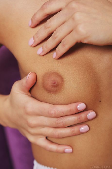 性感金发女郎莱奥妮脱衣自慰，火辣下体插着一朵玫瑰
