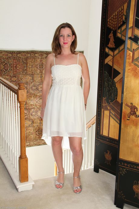 Redheaded Madure Sally Jones mostra sua bunda grande e fica nua
