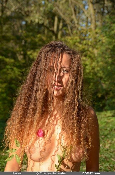 Sexy pelirroja Sarka posa desnuda en el bosque para mostrar sus pequeñas tetas y culo
