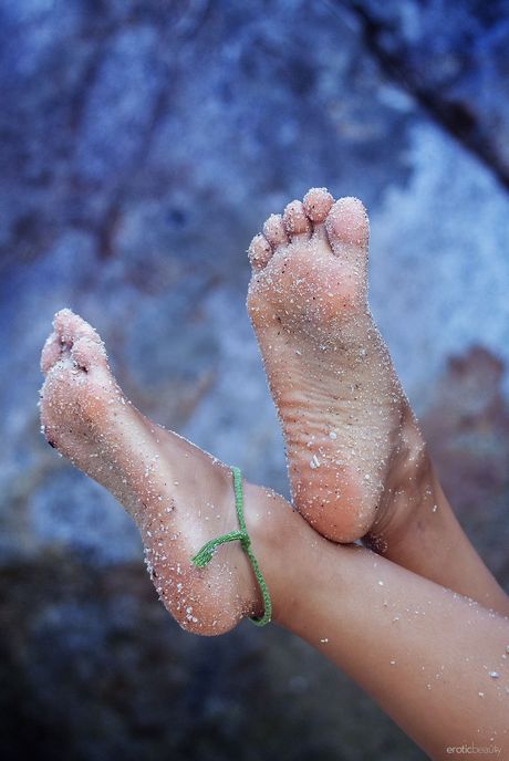 Asiatisk teen søde Julie bliver nøgen på en strand med tillid
