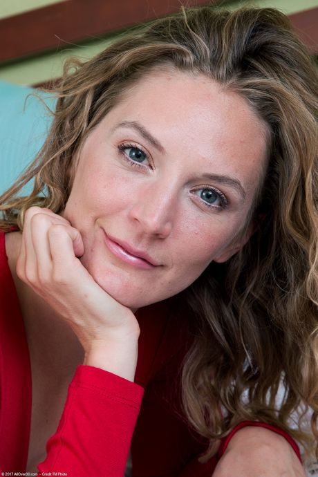 Amateur MILF Mona Wales toys her pussy with a silver dildo