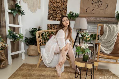 Ella Mira remove sua lingerie para posar nu em uma cabine
