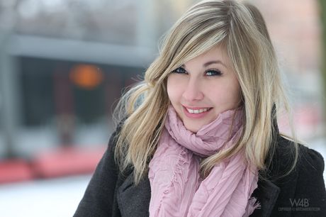 Blond modell Hellige modeller naken i byen mens du har på seg en rød hatt
