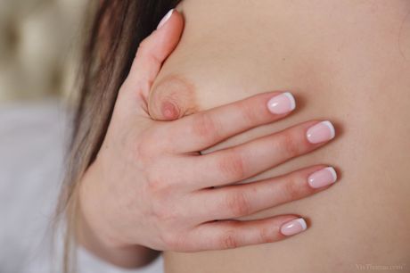 عارضة الأزياء الروسية المثيرة الثعلب الأسود يزيل ملابسها الداخلية قبل إصبع بوسها
