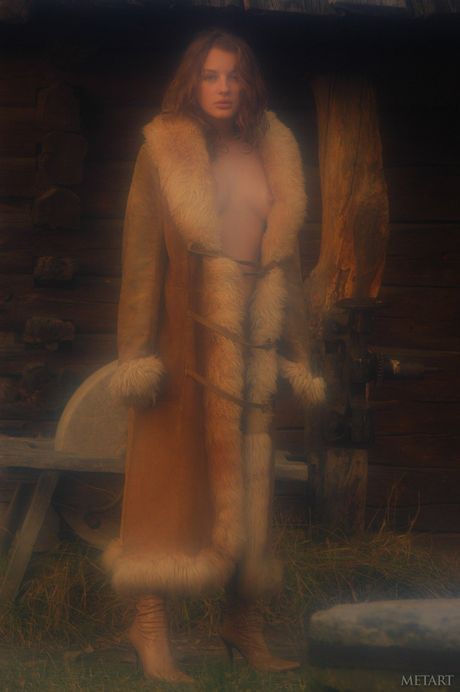 Söt tonåring inna Q blottar allt och presenterar hennes små tuttar och heta fitta
