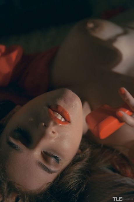 Emily J wyrzuca swoją białą koronkową bieliznę i pończochy i masturbuje się
