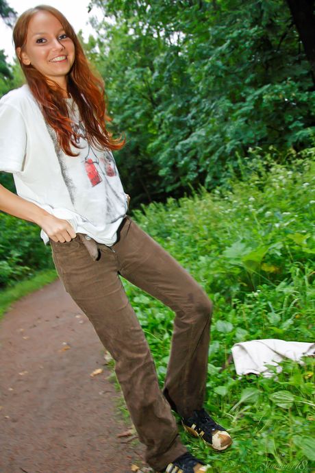 Der schlanke Teenager Anastasia enthüllt ihre kleinen Titten und Posen nackt in der Öffentlichkeit
