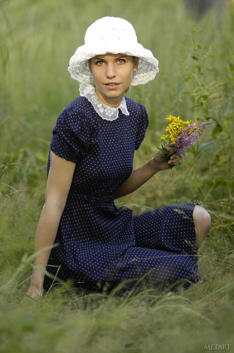 Sexy blonde Iveta B shows her beautiful body & poses in the nude