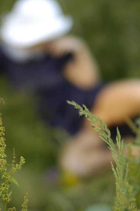 Sexet blond Iveta B viser hendes smukke krop og poser i nøgen
