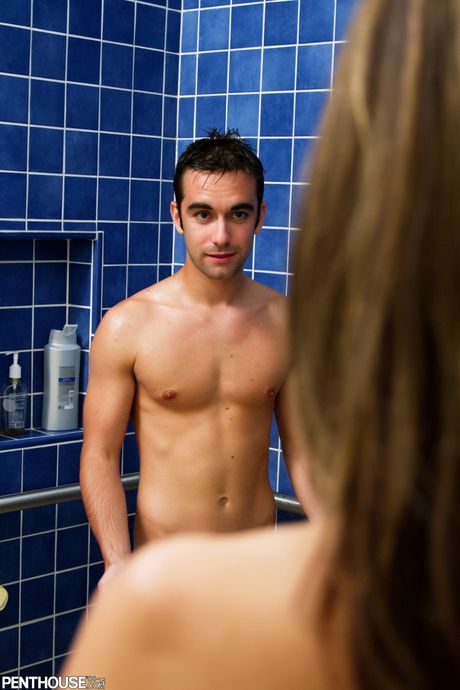 捷克巨乳 MILF 詹妮弗-达克（Jennifer Dark）在淋浴时被奸淫阴部
