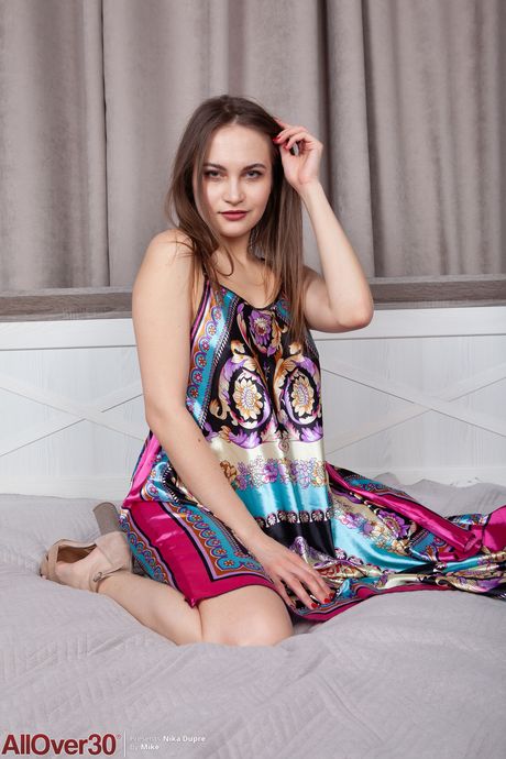 Mature MILF Nika Dupre shows off her big ass & her hot body