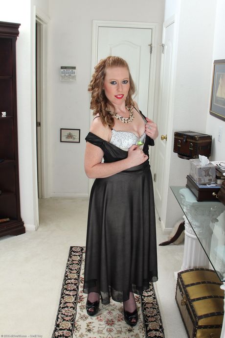 Sexy MILF Amber Carlisle shows off her big booty & her hot feet