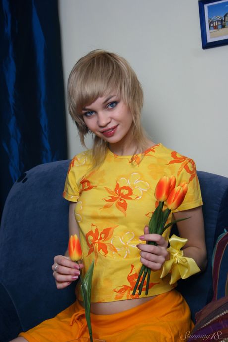 Precious Teen Cindy B blir naken i en trädgård medan du håller tulpaner
