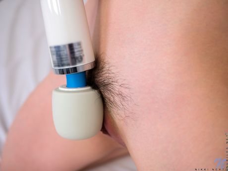 Pequeña adolescente Nikki siguiente se quita el sujetador y las bragas antes de masturbarse
