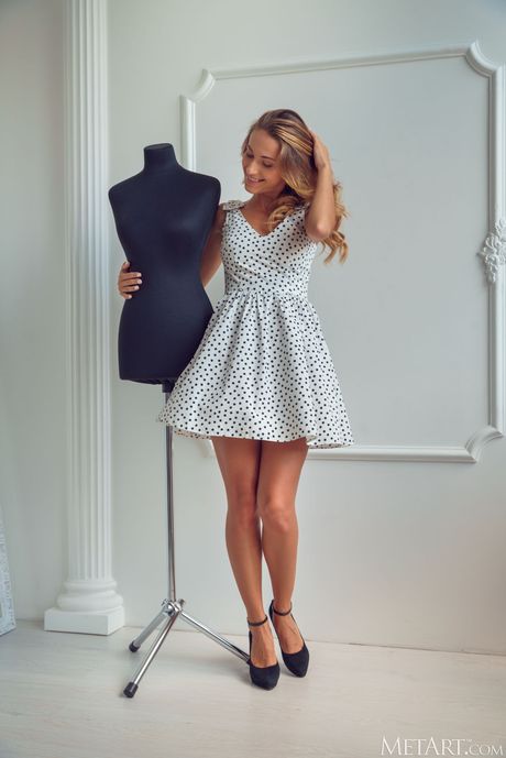 Thin Teen Cara Mell blir naken av övertygelse under en solo -spelning
