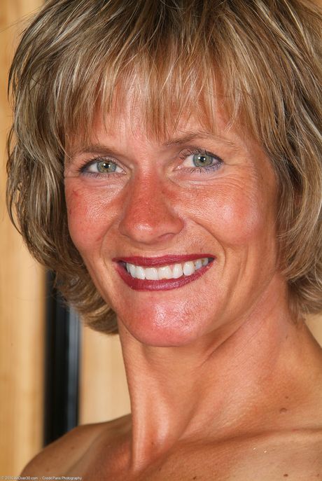 Short-haired MILF Carmen F strips in the kitchen and shows her holes