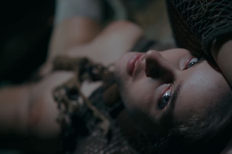 Gata adolescente sedutora Emily J tire e provoca sua buceta
