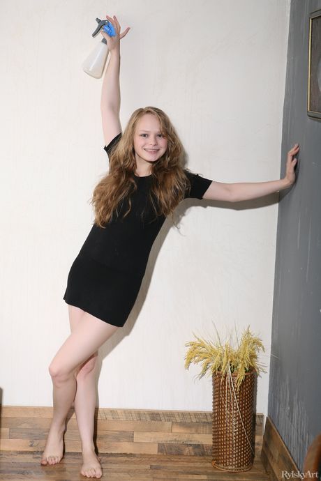 Teen adolescente Alysha strisce e svela il suo corpo all