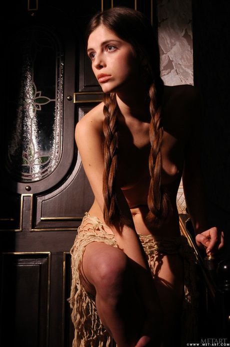 Ucraniano Belle Katya U se quita las coletas mientras se desnuda
