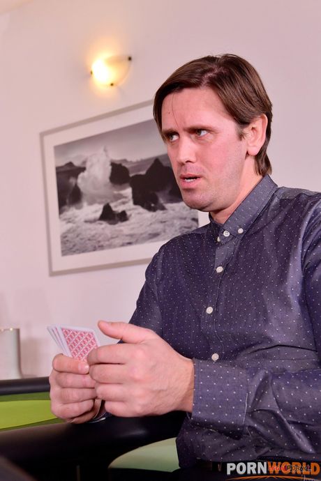 Chloe Lamour é fodido duplo por dois jogadores de poker
