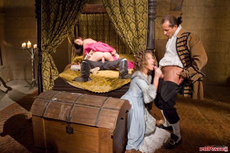 Seksowne babes Jennifer Stone & Thalia Dostają swoje dziury w dzikiej orgii
