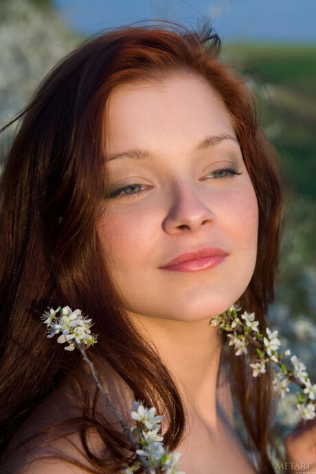 Adolescente esbelto Indiana A Cite tudo no jardim e apresenta seus peitos e bunda
