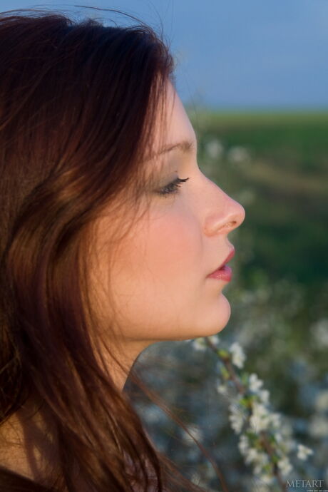 Slank tonåring Indiana A blotar allt i trädgården och presenterar sina stora tuttar & röv
