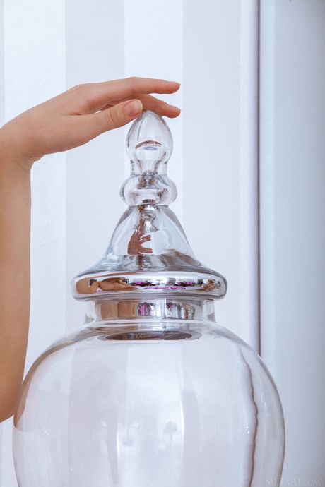 Met Art: ブロンドのティーン、アダージョがストッキングを脱いで全裸になる