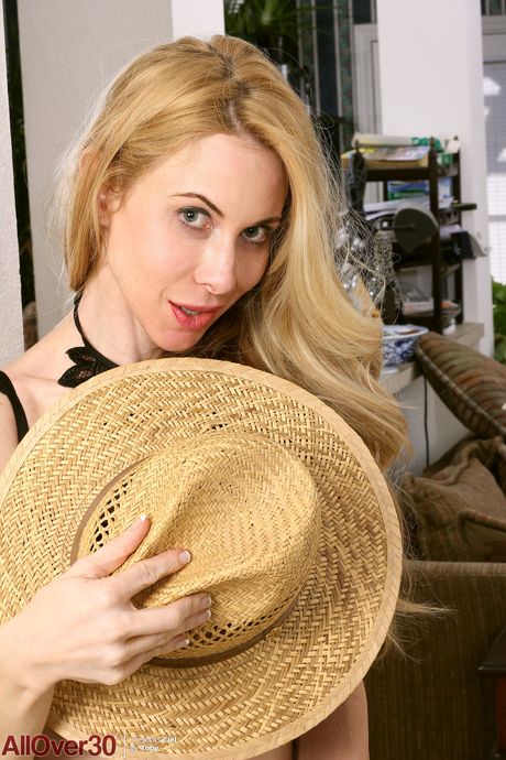 Mature brunette Ciel shows her big ass and spreads her pussy in boots