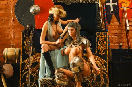 Lesbiche calde Layna W & Terentia E Get Nude in un paio di stivali
