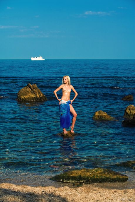 Skinny teen Aquamarine A strips naked and poses on the beach