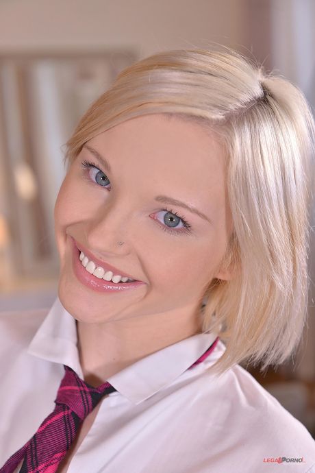 Hot Teen Zazie Skymm får fitta og rumpa slikket og knullet av Mona Kim
