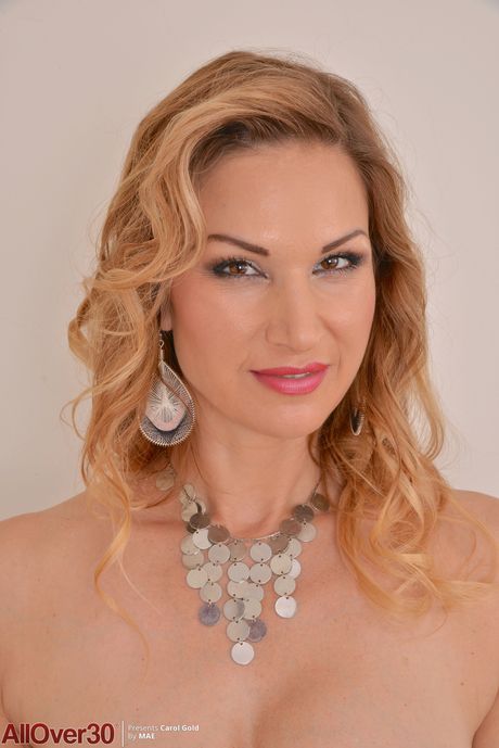 Amateur MILF Carol Gold unveils her big tits and spreads her trimmed pussy