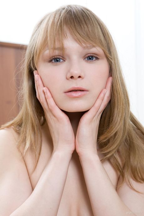 金发少女米娅-C（Mia C）脱去黑色连衣裙，在厨房里摆出裸体姿势
