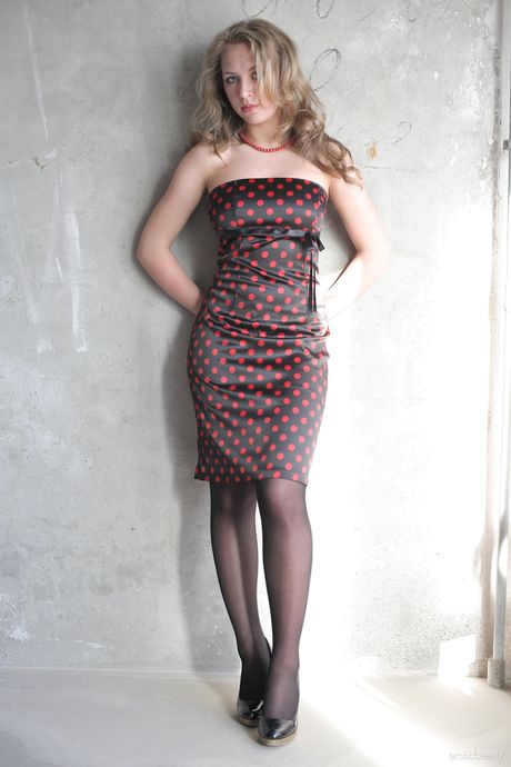 小柄なティーン、マーシャ・Bがストッキングとヒールで官能的に裸になる。
