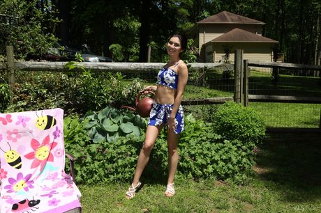 Jeune brune Gianna Gem se fait nue avant de jouer sa chatte sur un patio
